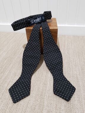 NWOT! DRAKE'S LONDON Men's All Silk Adjustable Polka Dot Bow Tie (32.5" in pics)